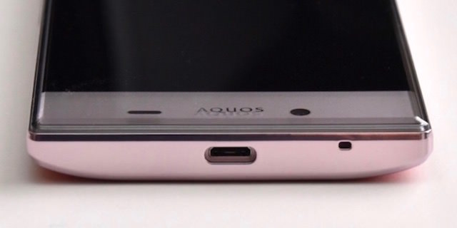 下面にはキャップレス防水に対応したMicroUSBコネクタを配置