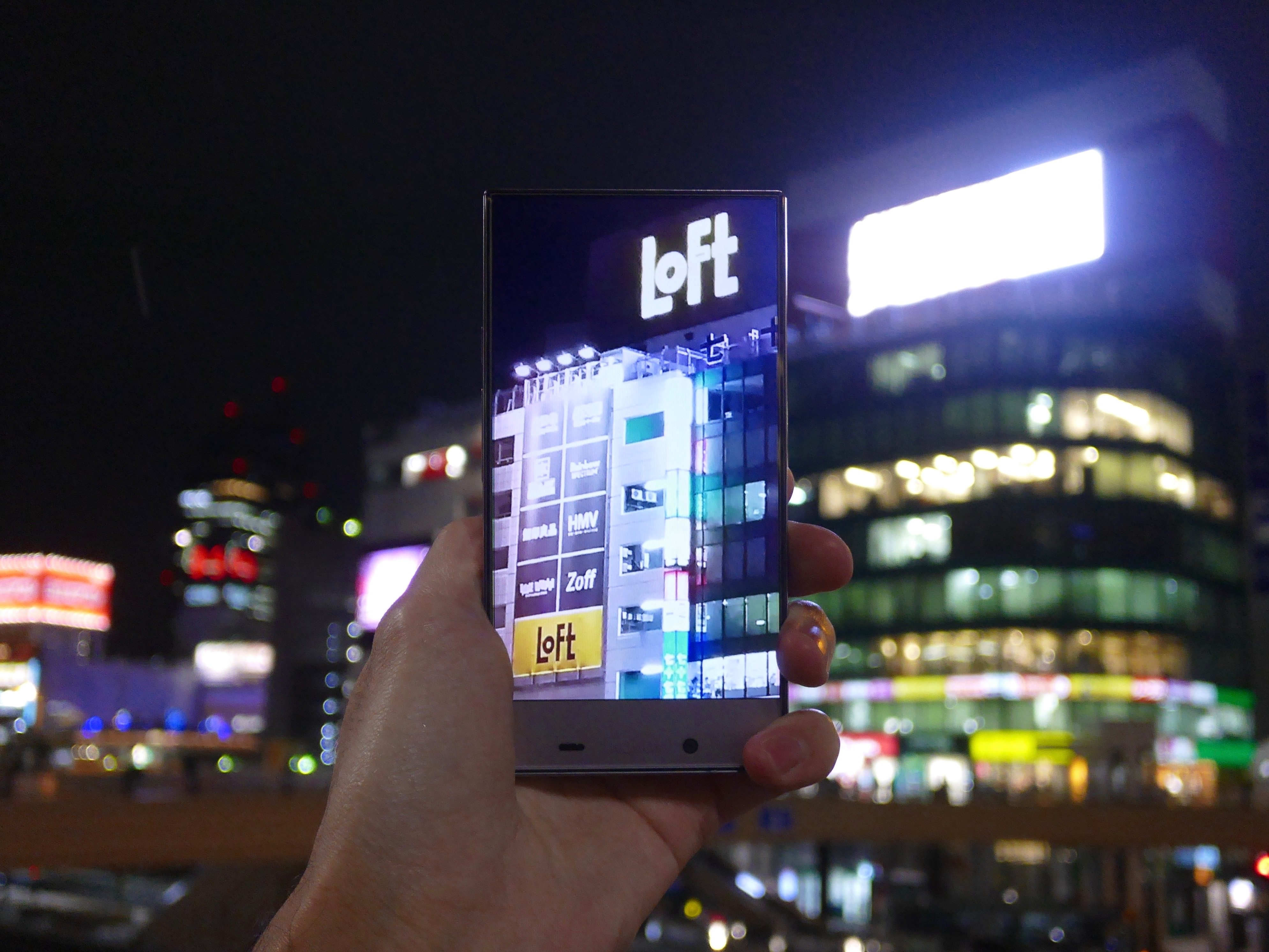 被写体との距離より写真ではボケの差が出てしまうが、それでも非常に面白い仕様であることには違いない