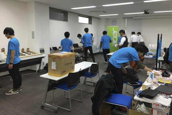 メーカー担当者、サポーター、スタッフ総出で準備