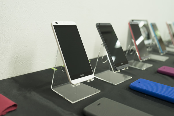 「Desire 626」は楽天モバイル限定色の白と黒も展示されていた