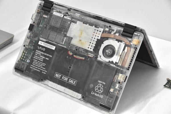 「VAIO S11」のスケルトンモデルも展示されおり、多くの方が足を止めていた