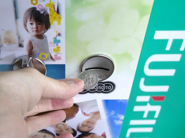 お金の投入口は足元にあることが多く、やや見つけにくかった