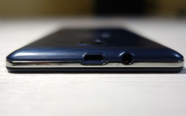 上側面部分:マイクロUSB充電端子と、イヤホンジャック