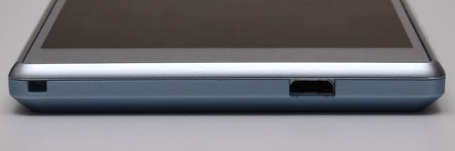 下にはストラップホールとMicroUSBコネクタ