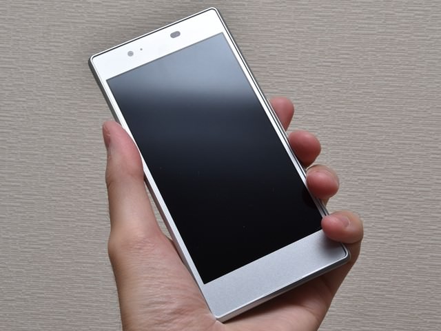 指のかかりもよく、サイズ的にも持ちやすいQua Phone