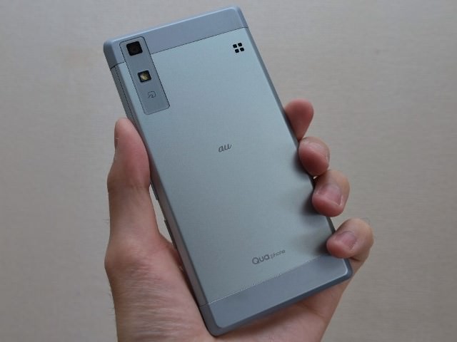 指のかかりもよく、サイズ的にも持ちやすいQua Phone