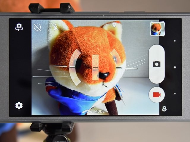 カメラアプリのUI。デジカメのように、中央に水平器が表示できる