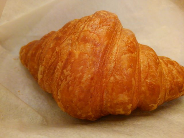 朝に室内で撮影したクロワッサン