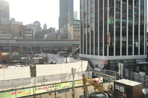 駅の東南方向にあり渋谷の書店好きに長く親しまれている山下書店のビルが周辺の再開発で孤立・・・