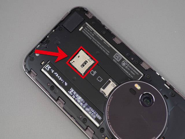 バックカバーを外してMicroSIMを挿入