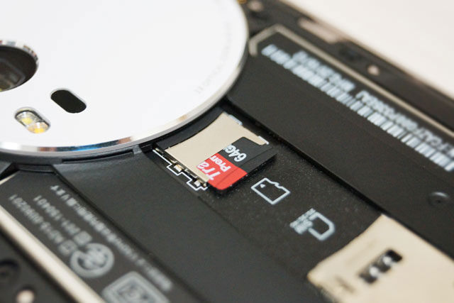 バックカバーを外してmicroSDカードを挿入
