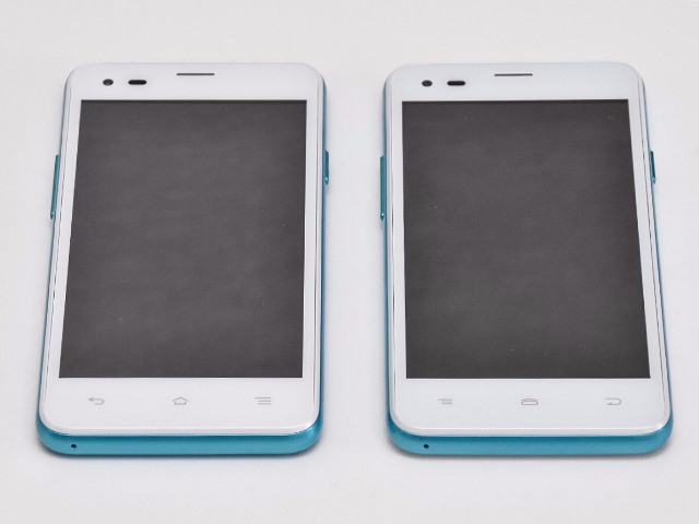 (左)UPQ Phone A01X、(右)UPQ Phone A01