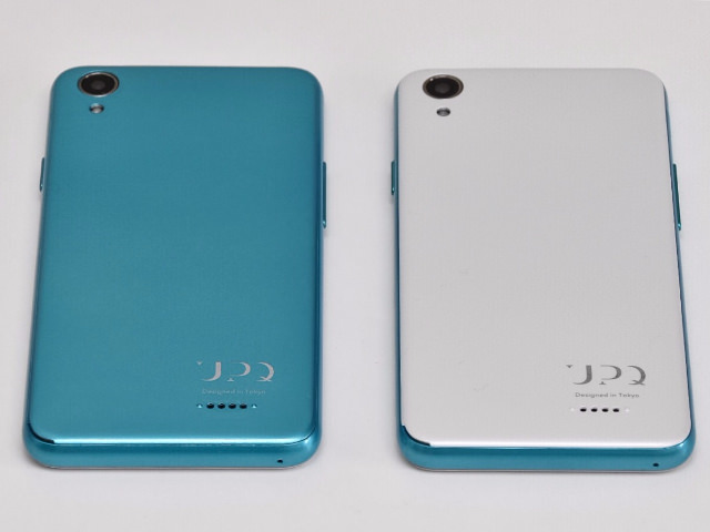 左が新モデル(UPQ Phone A01X)、右が旧モデル(UPQ Phone A01)