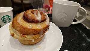 普通に撮ったスタバのシナモンロール