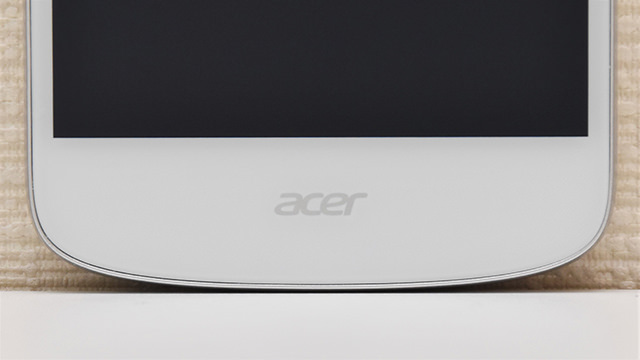ディスプレイ下には Acer のロゴのみ