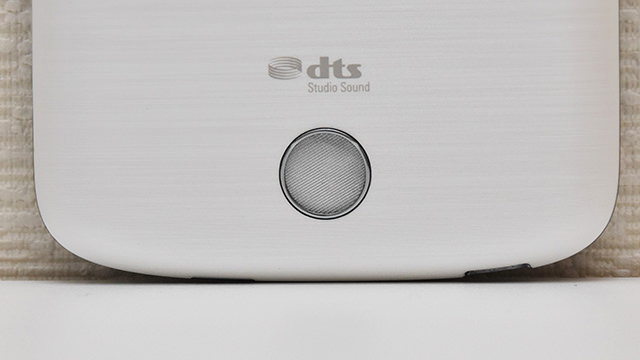 下部には DTS Studio Sound システム対応のスピーカー
