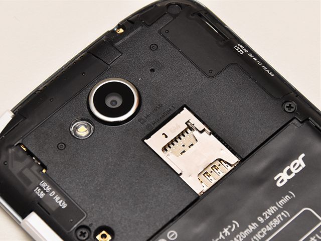 リアカメラ下にカードスロットが、上段にmicroSDカード、下段にmicroSIMカードが入る