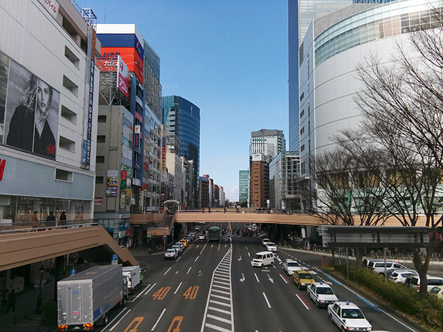 ノーマルモードで撮影した昼の街の風景