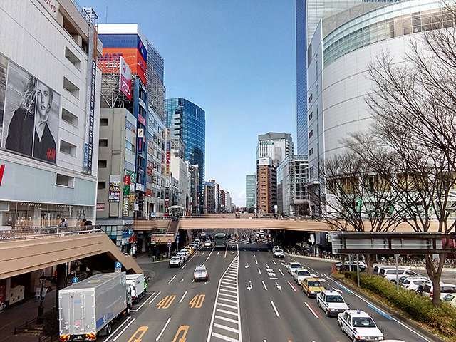 HDRモードで撮影した昼の街の風景