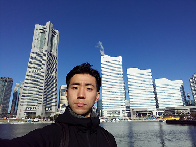 横浜ランドマークタワーをバックに撮影したセルフィー