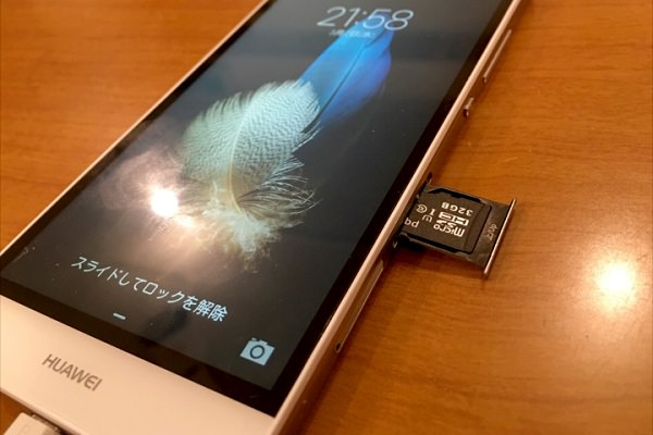 ファーウェイのP8liteでは、SIMカードスロットとSDカードスロットが共用となっている