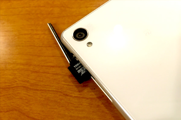 Xperia Z3のSDカードスロットはカバーを外して挿入するタイプ。向きなどはマニュアルで確認しよう
