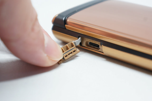 キャップ式のmicroUSB端子