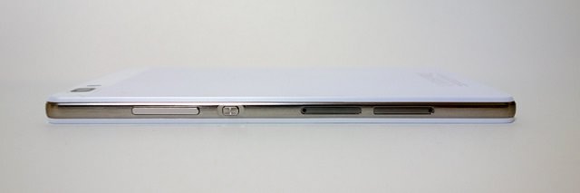 本体右側面はボリュームボタンと電源ボタン、2つのSIMスロット