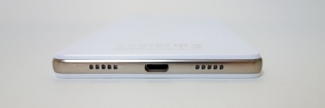 本体底面にはmicroUSBコネクタとスピーカー、マイク