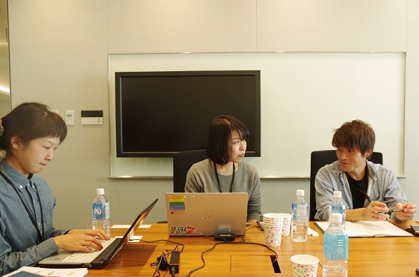 【左から】橋田玲子さん、古賀及子さん、安藤昌教さん