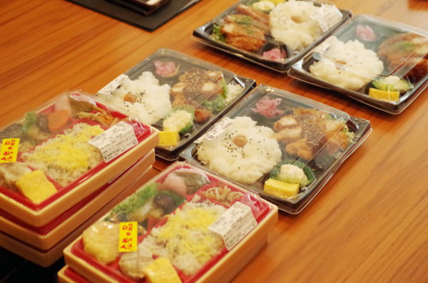 会議室にお弁当