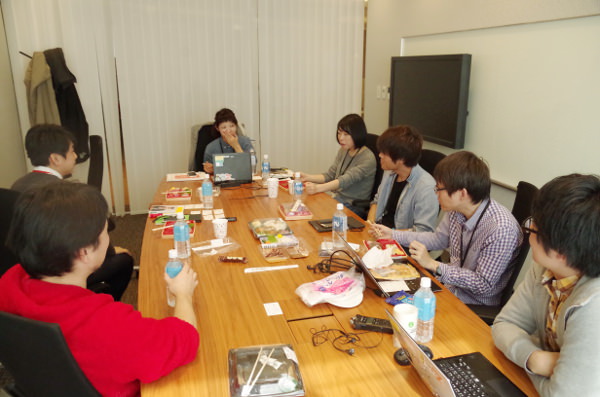 淡々と続くおしゃべりのような会議