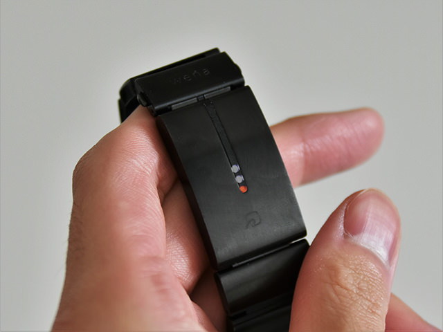 wena wrist 電源ボタンを3度押しするとバッテリー残量を確認できる