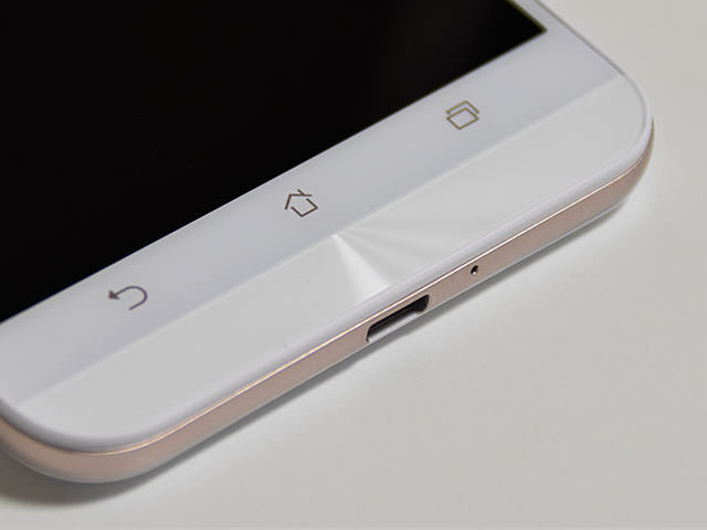 ZenFoneシリーズの特徴的デザインといえるスピン加工も