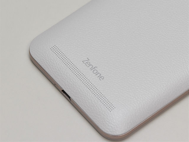 下部にはZenFoneのロゴとスピーカー