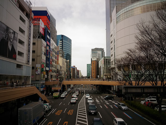 超解像度モードで撮影した昼間の街の風景