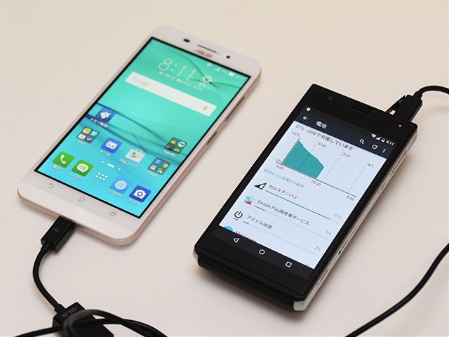 Androidスマホを充電する様子