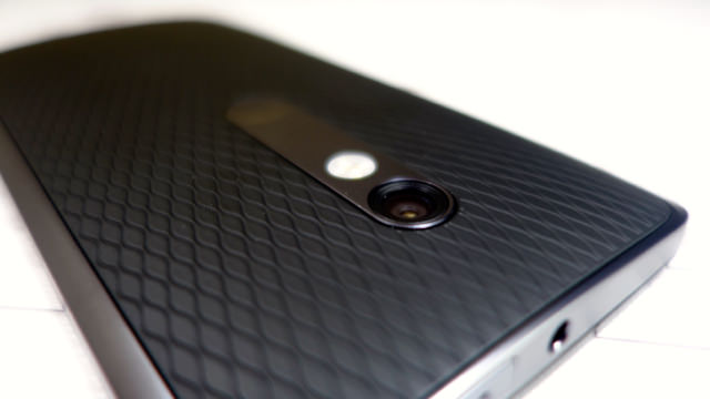 Moto X Play:丁寧に仕上げられたカメラ付近