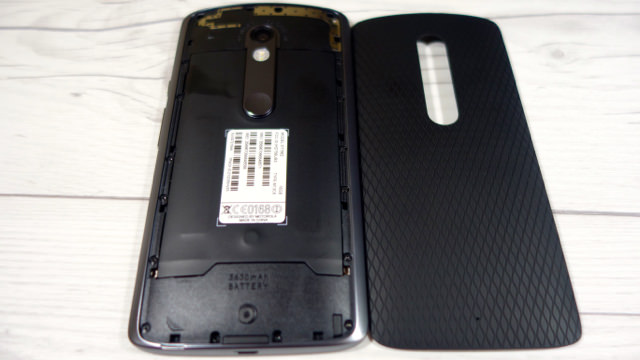 Moto X Play:取り外し可能な背面カバー