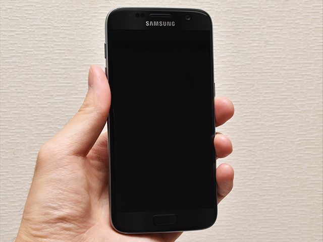 Galaxy S7:手に持ってみた様子