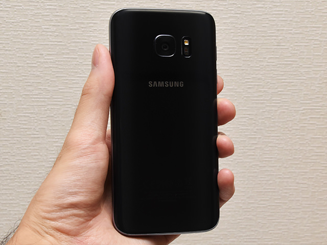 Galaxy S7:手に持ってみた様子