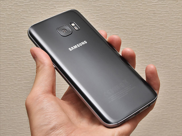 Galaxy S7:光を当てると角度によって光り方が変わるが、前作のような派手さはない