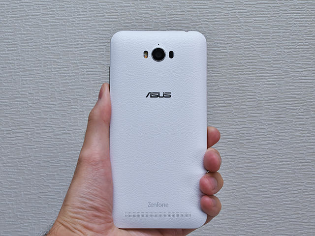 ZenFone Maxを手に持った様子