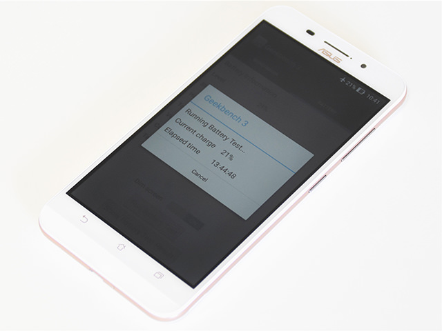 バッテリーのベンチマークを測定中のZenFone Max