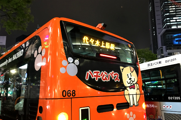 夜の渋谷:ハチ公バスが渋谷の民のちょっとした足になっている