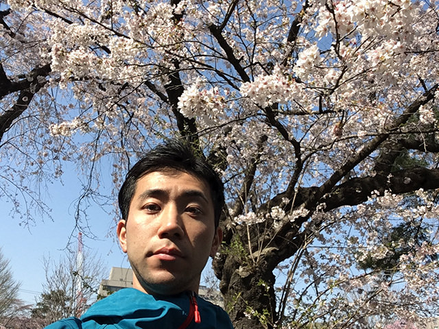 iPhone SE カメラ作例:桜をバックにセルフィー