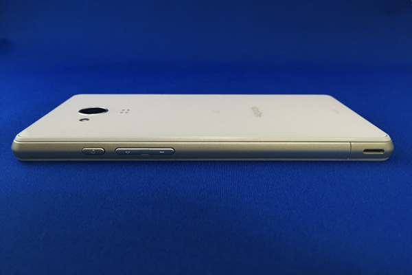 AQUOS EVER SH-04G:本体右側面