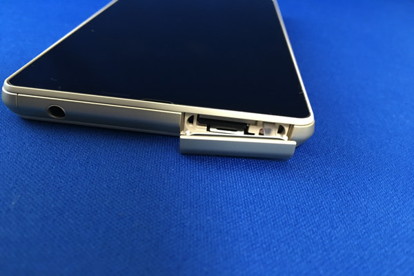 AQUOS EVER SH-04G:SIMスロットカバー
