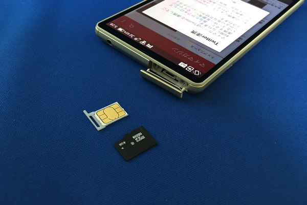 AQUOS EVER SH-04G:SIMスロットにmicroSDカードも入ります
