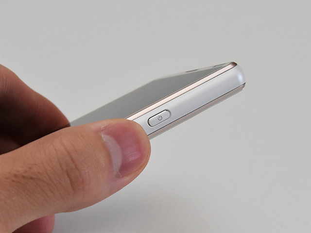 主にスマホの側面に配置されている電源ボタンを長押し